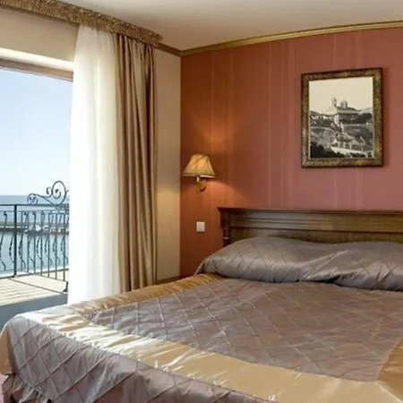 Mistral 4*